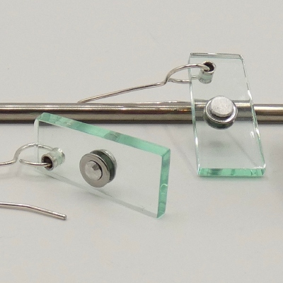 Hebbe earring clear with green edge and aluminium rivets