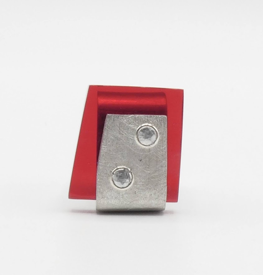 Hebbe ring with blood red insert