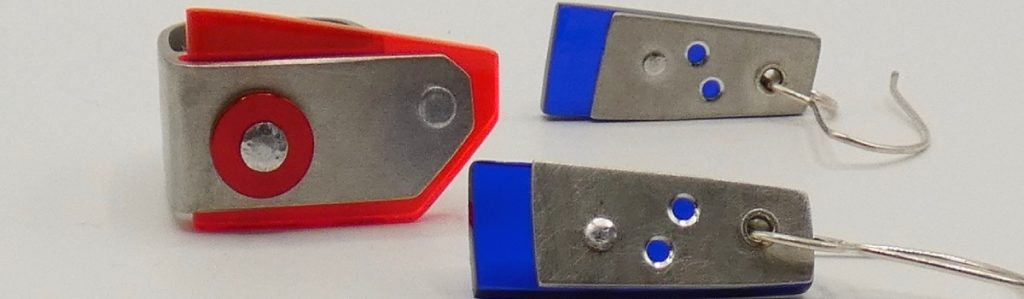 Hebbe-pewter-red-ring-ablue-earrings