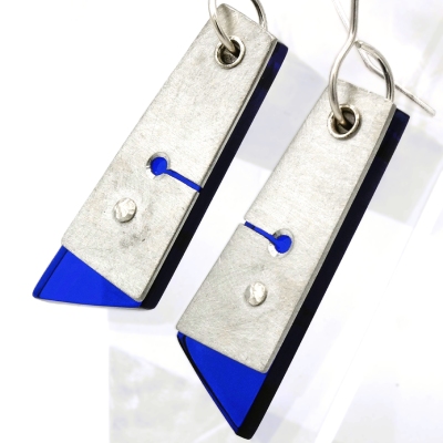Hebbe earring blue and pewterrectangular shape with polished blue tip showing