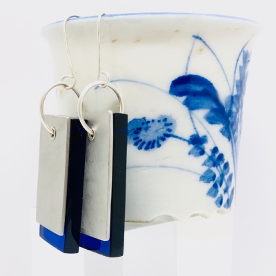 Hebbe earring peter and blue with tip reveal