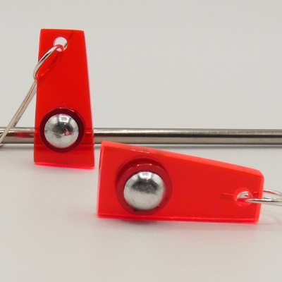 Hebbe earring red, rectangular with large aluminium rivet